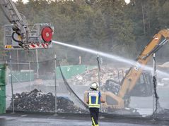Der Brand wurde mit einem Teleskopgelenkmast und einem Wasserwerfer bekämpft.
